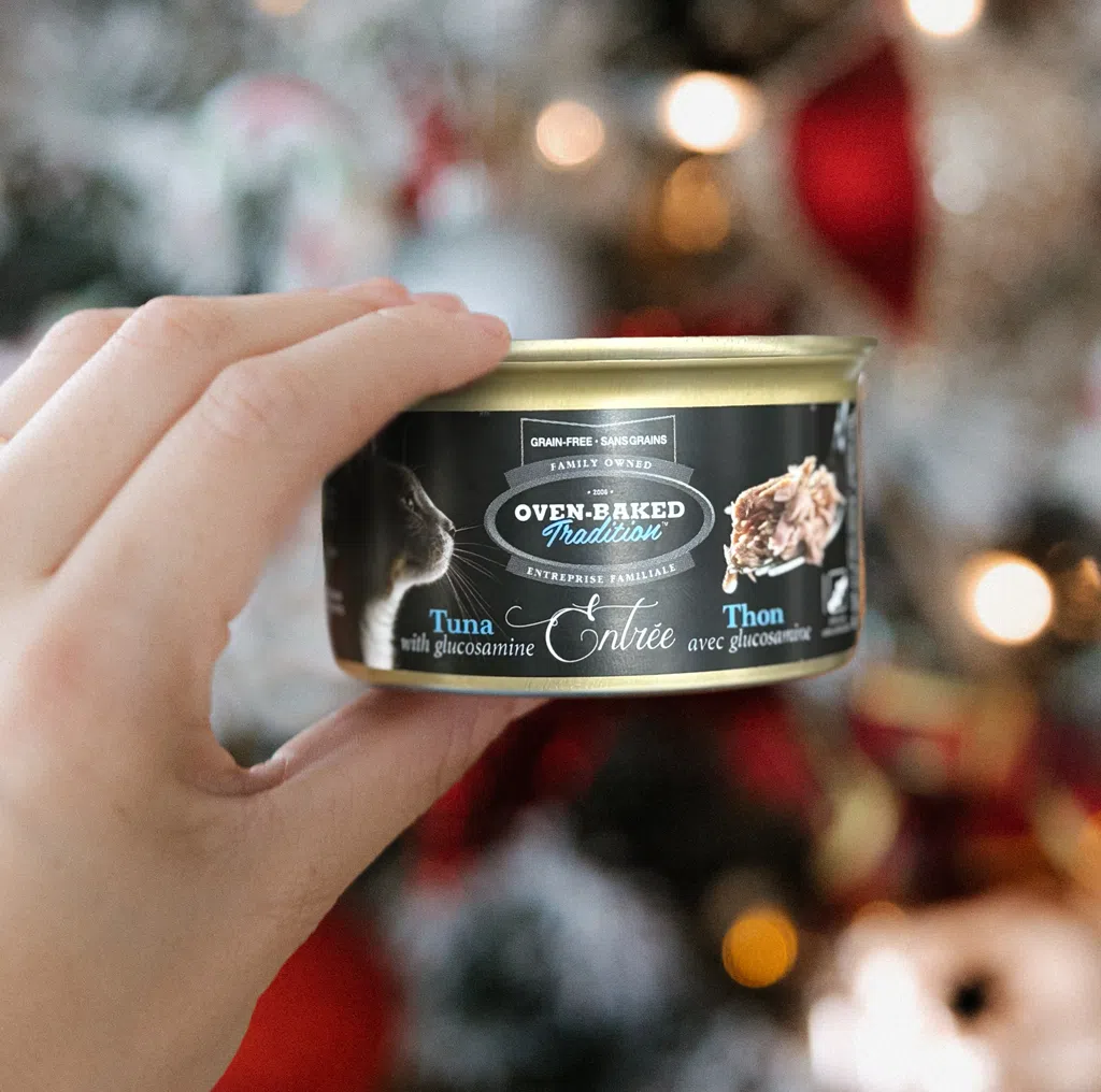 Oven-Baked Tradition grain-free cat entrée with tuna and glucosamine, a festive and safe holiday treat.